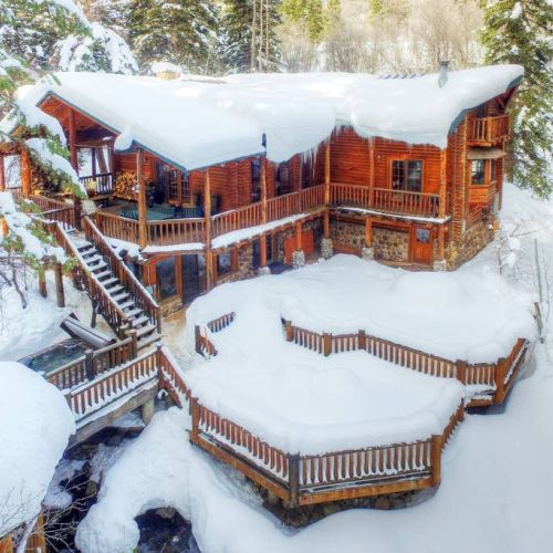 Fabulous cabin for a groups winter getaway, reunion or wedding on the deck.